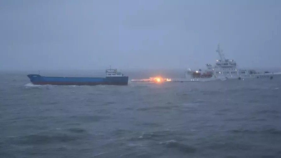 Affected by the Typhoon Tapah, a container ship was stranded 